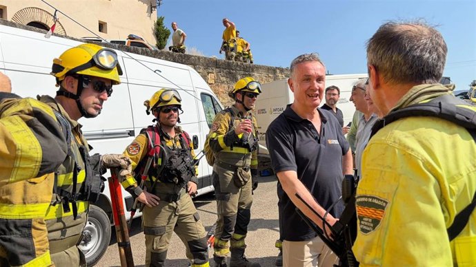 El consejero de Medio Ambiente y Turismo, Luis Biendicho, junto a efectivos que trabajan en la extinción del incendio en el Matarraña.