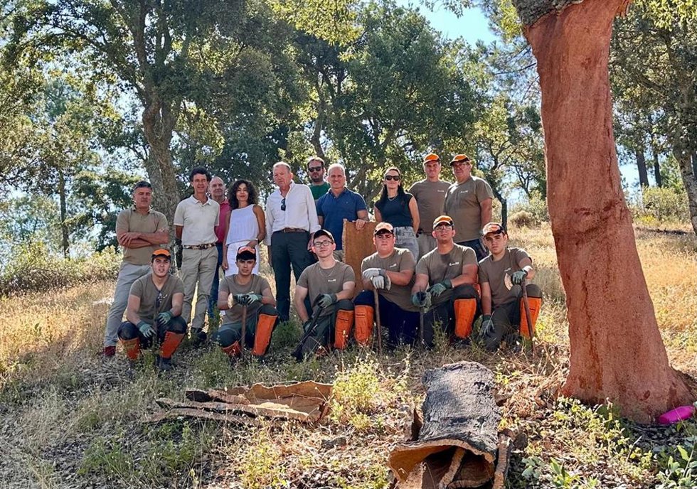 El delegado territorial de Sostenibilidad y Medio Ambiente de la Junta en Córdoba, Rafael Martínez (centro), en la clausura de la VII Escuela de Corcheros.