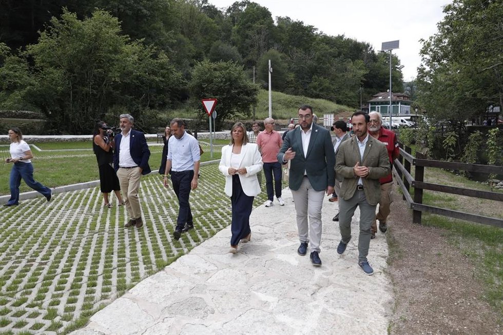 El presidente del Principado, Adrián Barbón, visita las obras en 'Les Llanes'