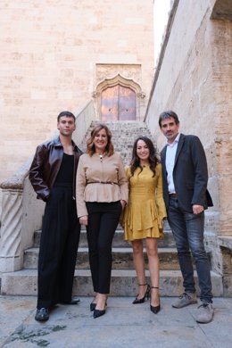 La alcaldesa de València, María José Catalá, junto a dos jurados del Maestros de la Costurta, Luis de Javier y María Escoté, y el concejal de Acción Cultural en la ciudad, José Luis Moreno, durante la grabación de un programa en la Lonja.