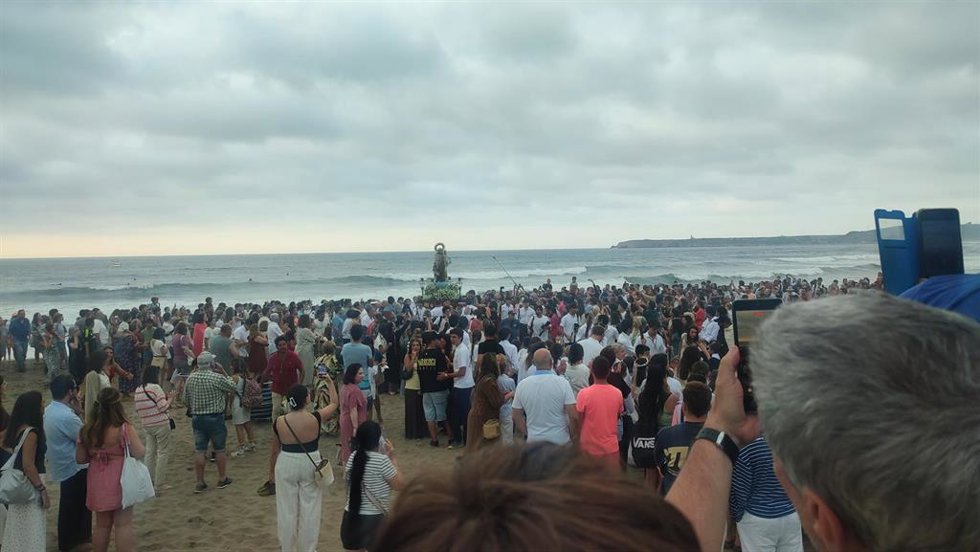 Archivo - Procesión de la Virgen del Carmen y bendición de las aguas en Salinas, Castrillón.