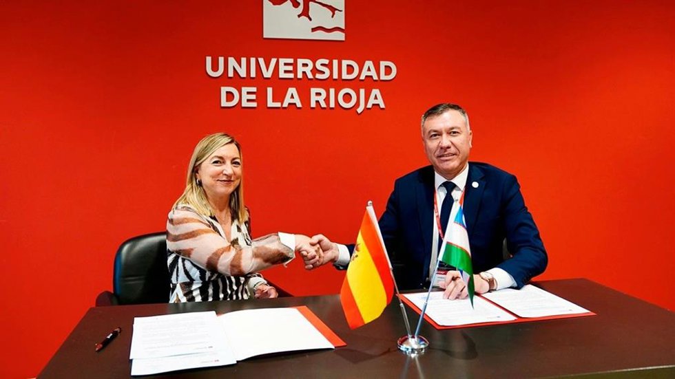 La rectora de la UR Eva Sanz suscribe un convenio marco de colaboración con Ilkhomjon Tukhtasinov, rector de la Universidad Estatal de Lenguas del Mundo de Uzbekistán.