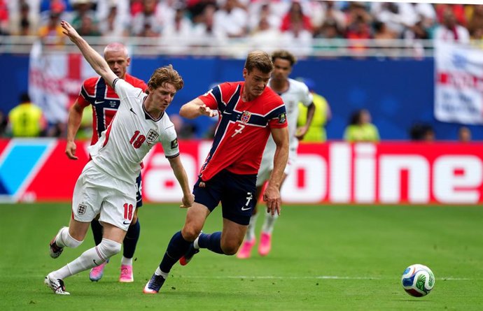 Alexander Sorloth se marcha de Anthony Gordon en el Noruega-Inglaterra del Mundial de Estados Unidos, México y Canadá