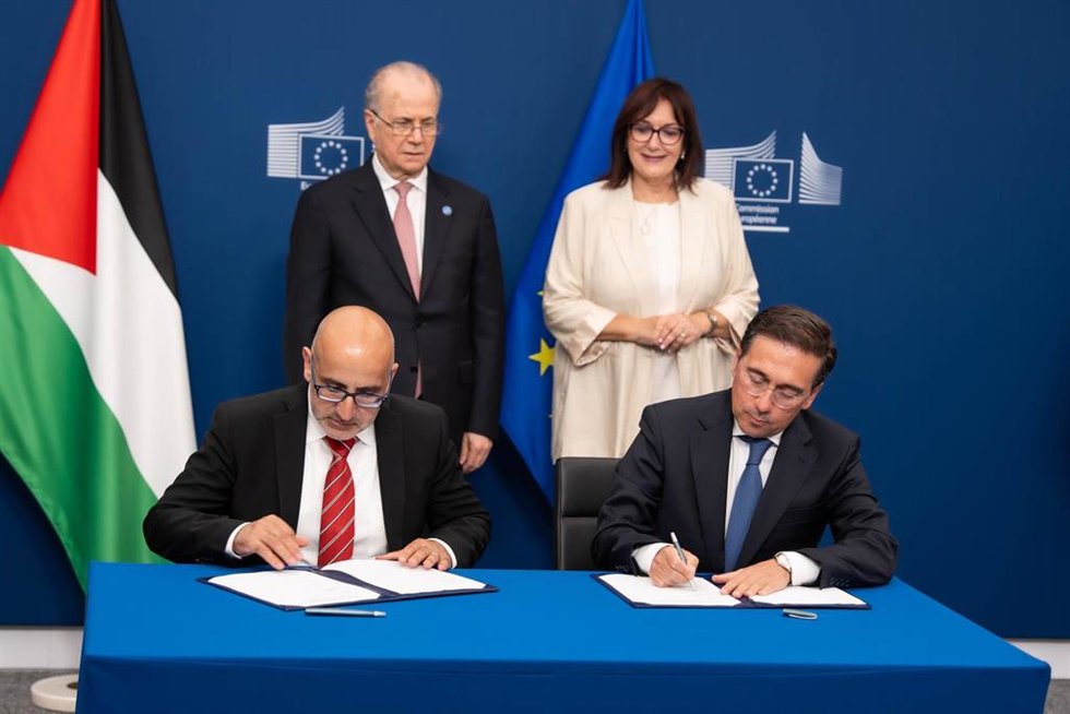 El ministro de Asuntos Exteriores, Unión Europea y Cooperación, José Manuel Albares, junto a la comisaria para el Mediterráneo, Dubravka Šuica, y el primer ministro de la Autoridad Palestina, Mohammad Mustafa, a 13 de julio de 2026.