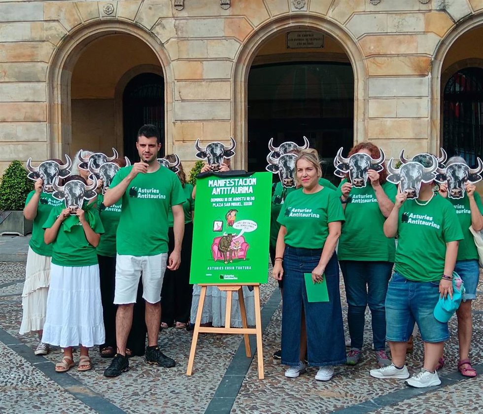 Presentación del cartel de la manfifestación antitaurina de Gijón.