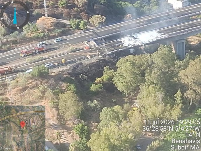 Incendio en la AP-7 a la altura de Benahavís (Málaga)