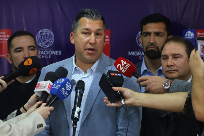 Futbol, Reunion Sifup junto a Director del Servicio Nacional de Migraciones. El Sindicato de Futbolistas Profesionales de Chile (Sifup) se reune con el director del Servicio Nacional de Migraciones, para abordar la situacion migratoria de futbolistas