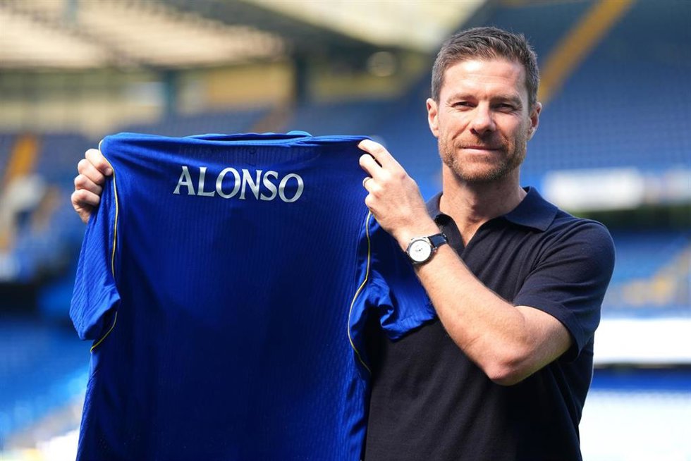 Xabi Alonso posa con la camiseta del Chelsea FC