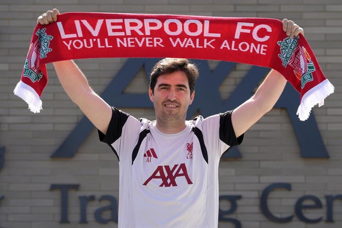 Andoni Iraola posa como nuevo entrenador del Liverpool FC