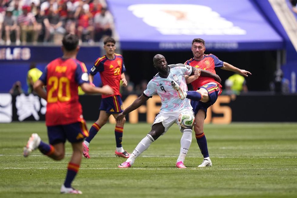 Aymeric Laporte durante una acción defensiva sobre Romelu Lukaku.