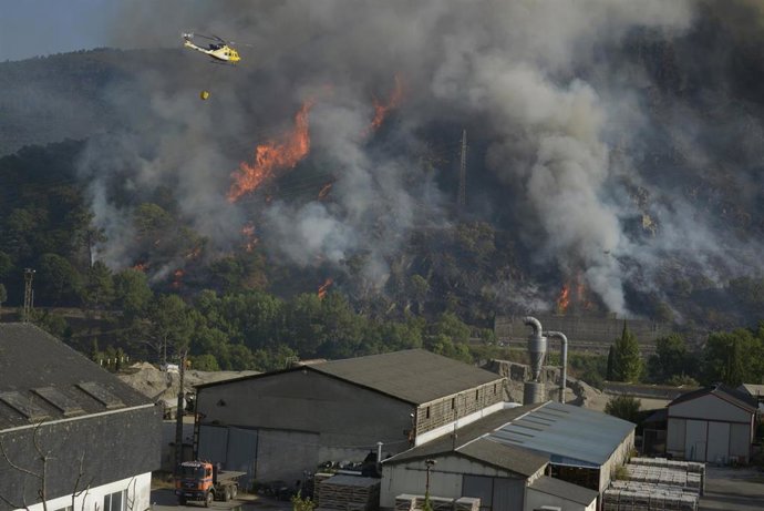 Helicópteros bombarderos trabajan en las tareas de extinción del incendio forestal de Ribas de Sil, a 12 de julio de 2026, en Ribas de Sil, Lugo, Galicia (España). El fuego, originado el sábado por la tarde, continúa sin estar controlado y la superficie a
