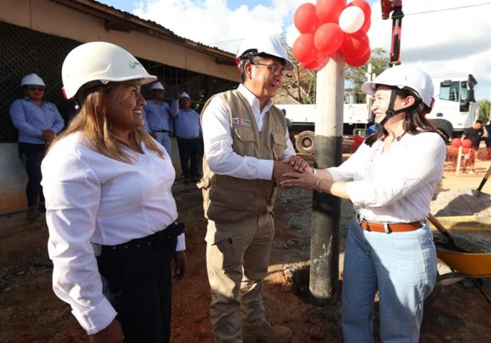 Perú.- Ministro Waldir Ayasta supervisó avance de obras de electrificación en Pucallpa