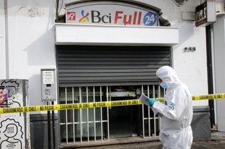Santiago, 19 de Abril  2022. Un asalto se produjo esta manana en la sucursal de Recoleta del Banco BCI, donde un asaltante redujo al guardia de seguridad luego de arrebatarle su arma de servicio.  Javier Salvo/Aton Chile