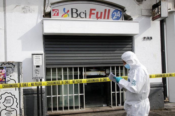 Santiago, 19 de Abril  2022. Un asalto se produjo esta manana en la sucursal de Recoleta del Banco BCI, donde un asaltante redujo al guardia de seguridad luego de arrebatarle su arma de servicio.  Javier Salvo/Aton Chile