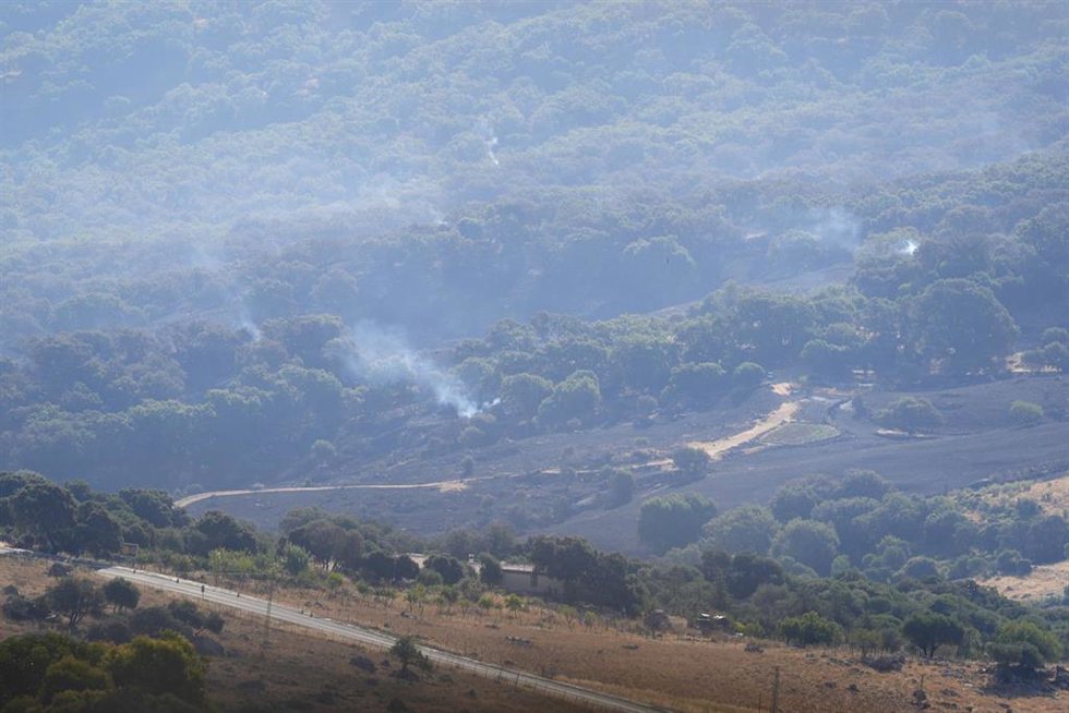 Medios aéreos trabajan en las labores de extinción del incendio forestal en la localidad gaditana de Grazalema. 