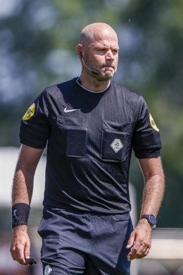 El árbitro neerlandés Rob Dieperink durante un partido