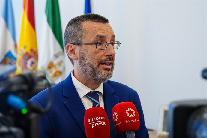 Archivo - El alcalde de la Línea de la Concepción, José Juan Franco Rodríguez atiende a los medios de comunicación. 