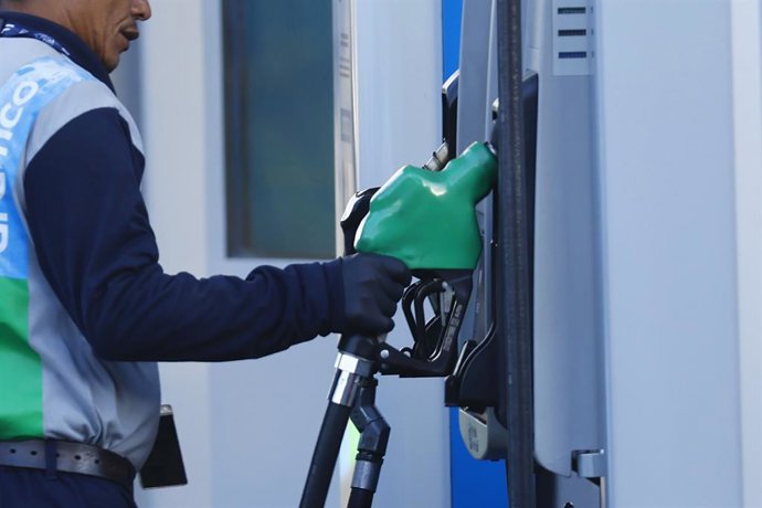 Santiago 16 de abril 2026. Enap informa alza de los combustibles en linea con las expectativas del mercado y mucho mas baja que la del 26 de marzo pasado. La parafina se mantiene sin cambios por ley. Dragomir Yankovic/Aton Chile