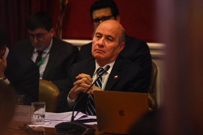 Santiago, 10 de Julio del 2026.  El Ministro de Hacienda Jorge Quiroz, llegando a la Comisión de Hacienda del Senado continúa la tramitación del proyecto de ley para la reconstrucción nacional y el desarrollo económico y social   Luis Quinteros/Aton Chile