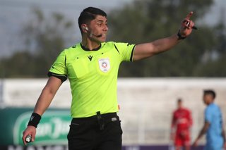 Futbol, Palestino vs Ohiggins. Fecha 19, Campeonato Nacional 2024. El arbitro Víctor Abarzua es fotografiado durante el partido de primera division entre Palestino contra Ohiggins disputado en el estadio Municipal de La Cisterna en Santiago,