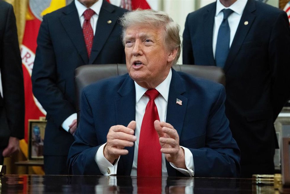 El presidente de Estados Unidos, Donald Trump, atiende a los medios desde el Despacho Oval