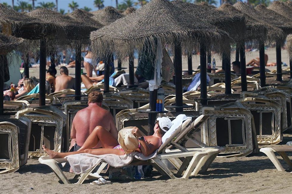 Archivo - Numerosos turistas y malagueños disfrutan de la playa de La Malagueta. A 29 de julio de 2025, en Málaga (Andalucía, España). 
