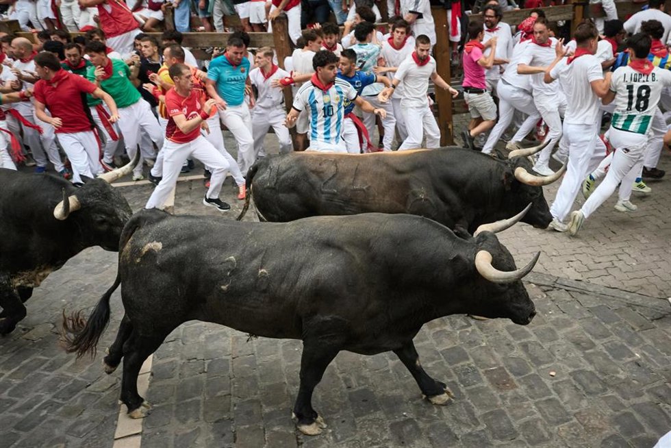 Séptimo encierro de los Sanfermines de 2026, a 13 de julio de 2026, en Pamplona, Navarra (España). En esta ocasión, el séptimo encierro de las fiestas de San Fermín se ha realizado con toros de la ganadería Miura.