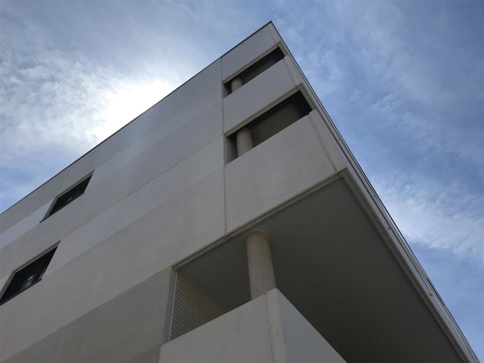 Archivo - Esquina de una vivienda en plano contrapicado