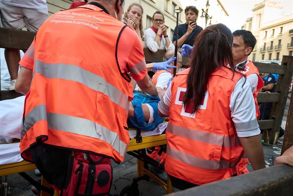 Voluntarios de la Cruz Roja atienden a herido del último encierro de los Sanfermines de 2026, a 14 de julio de 2026, en Pamplona, Navarra (España).