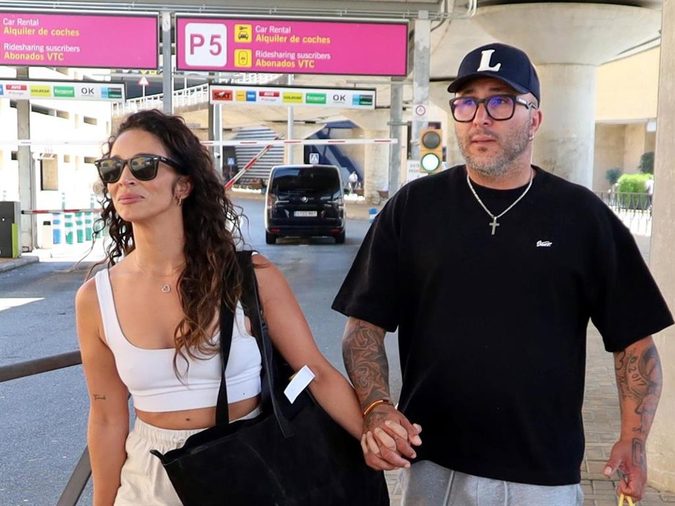 Kiko Rivera ha regalado a Lola García en su cumpleaños una Vespa azul marino