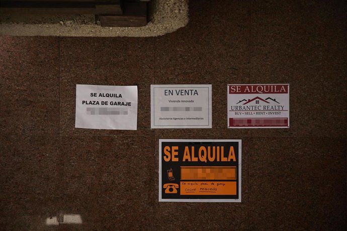Archivo - Carteles de venta y alquiler de viviendas y plazas de garaje