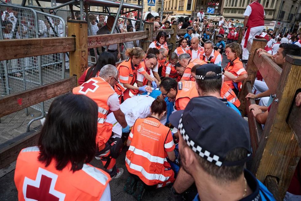 Voluntarios de la Cruz Roja atienden a herido del último encierro de los Sanfermines de 2026, a 14 de julio de 2026, en Pamplona, Navarra (España).