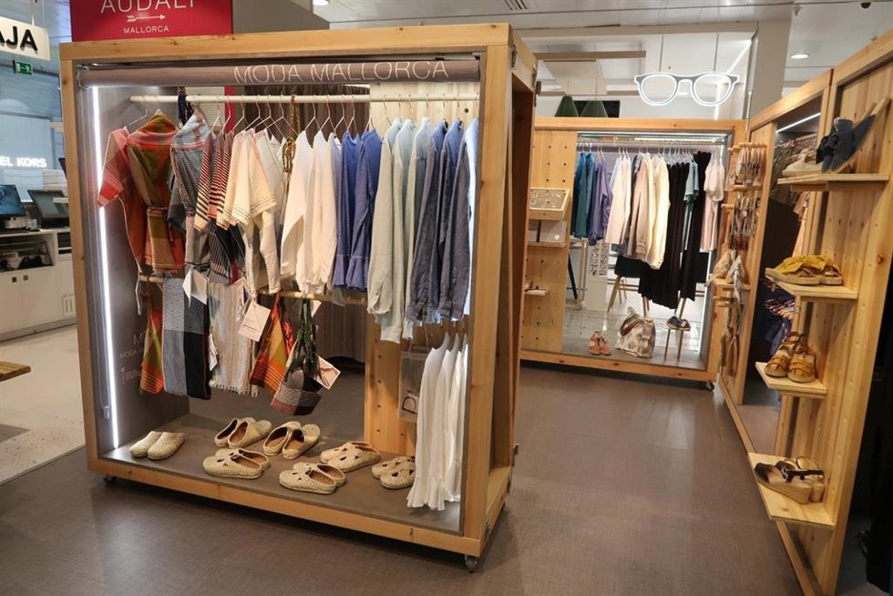 Archivo - Uno de los escaparates de moda local de El Corte Inglés de Avenidas 