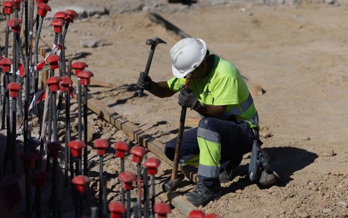 Archivo - Trabajadores durante la realización de las obras de la A-5, a 29 de julio de 2025, en Madrid (España). Durante la visita, el delegado ha hecho balance de la ejecución de las obras de la A-5 y ha informado de cuáles serán las próximas afecciones 