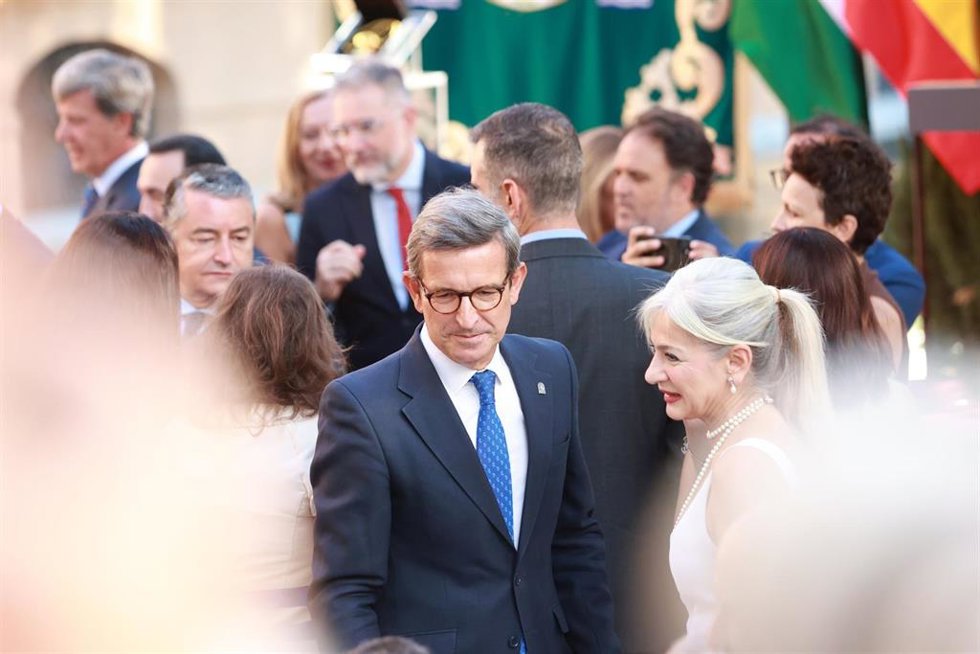 El consejero de Industria, Energía y Minas, Jorge Paradela, y la consejera de Cultura y Deporte en funciones, Patricia del Pozo, durante el acto de toma de posesión de Juanma Moreno como presidente de la Junta de Andalucía. (Foto de archivo).