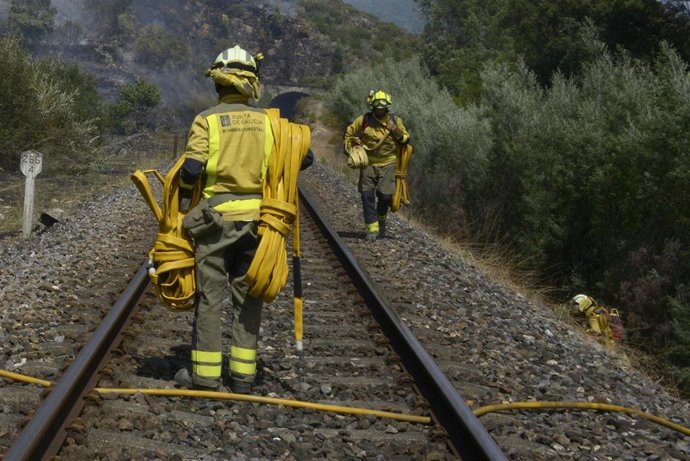 Bomberos y un hidroavión trabajan en las tareas de extinción del incendio forestal de Untes, a 13 de julio de 2026, en Untes, Ourense, Galicia (España). Un incendio forestal declarado en Untes ha obligado a desplegar recursos de extinción por tierra y air