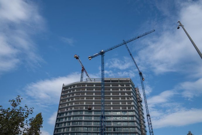 Archivo - Diverses grues en unes obres a Barcelona