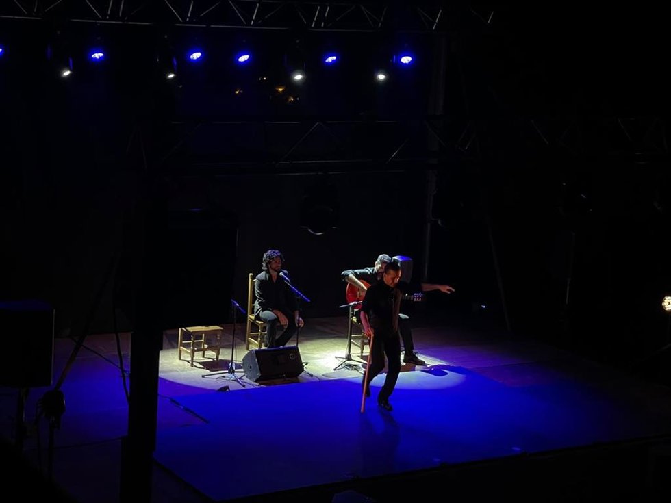 Foto de la actuación del bailaor Alfonso Losa, junto al cantaor Ismael "El Bola" yel guitarrista Francisca Vinuesa