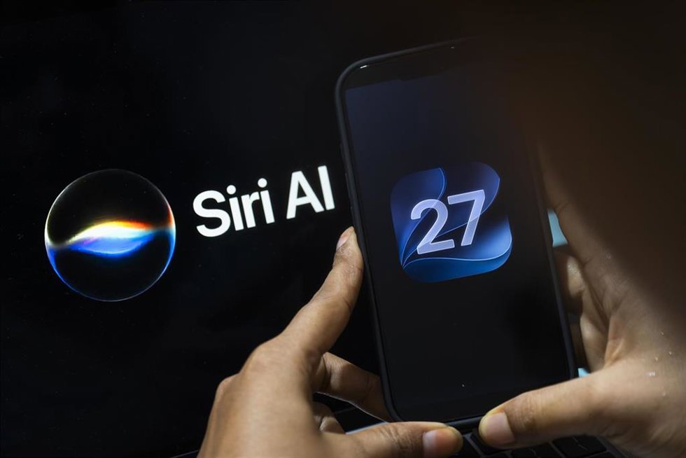 Archivo - June 10, 2026: In this photo illustration, a person holds an iPhone displaying the iOS 27 logo beside a screen showing Siri AI branding on June 10, 2026, in New Delhi, India.