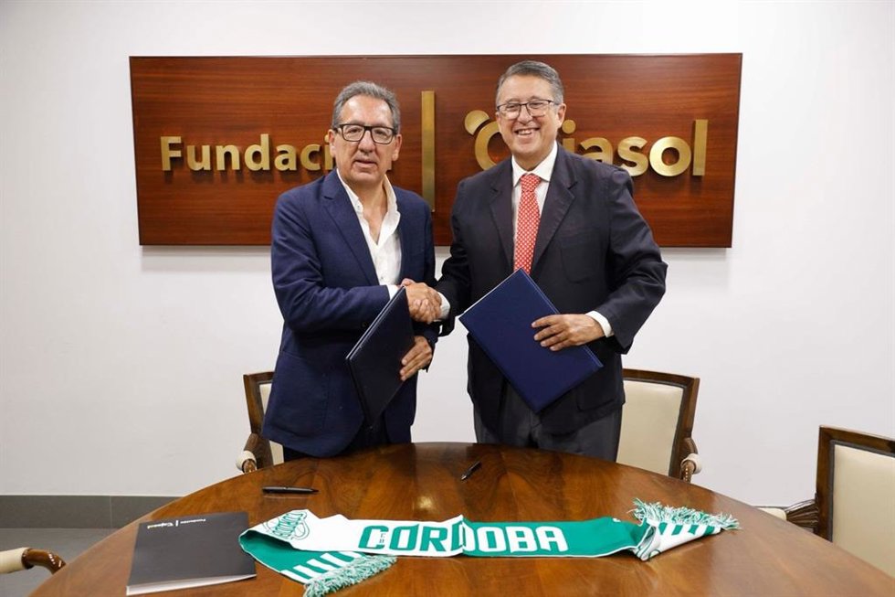 Firman del acuerdo entre la Fundación Cajasol y el Córdoba Club de Baloncesto.