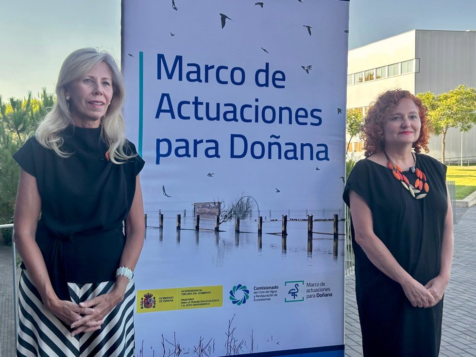 La comisionada del Ciclo del Agua y Restauración de Ecosistemas, Laura Martín Murillo (derecha). y la subdelegada del Gobierno en Huelva, María José Rico.