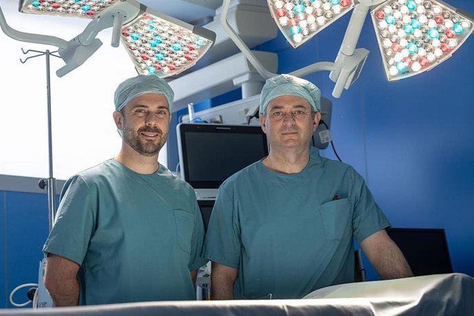 El Dr. Jorge Caño con el Dr. Daniel Sánchez Zalabardo, en los quirófanos de la sede de Pamplona de la Clínica Universidad de Navarra.