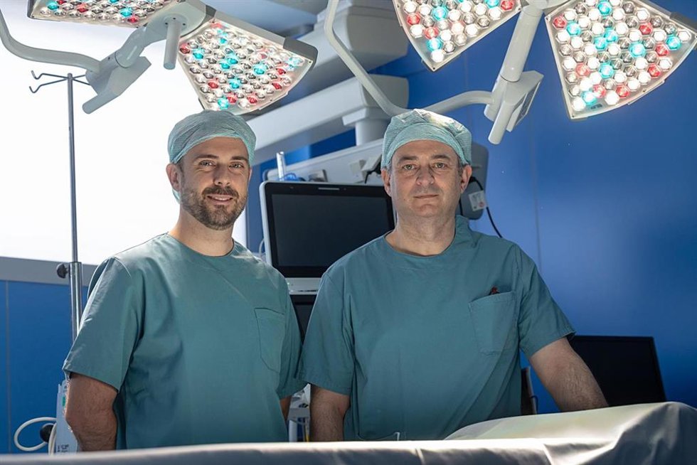El Dr. Jorge Caño con el Dr. Daniel Sánchez Zalabardo, en los quirófanos de la sede de Pamplona de la Clínica Universidad de Navarra.