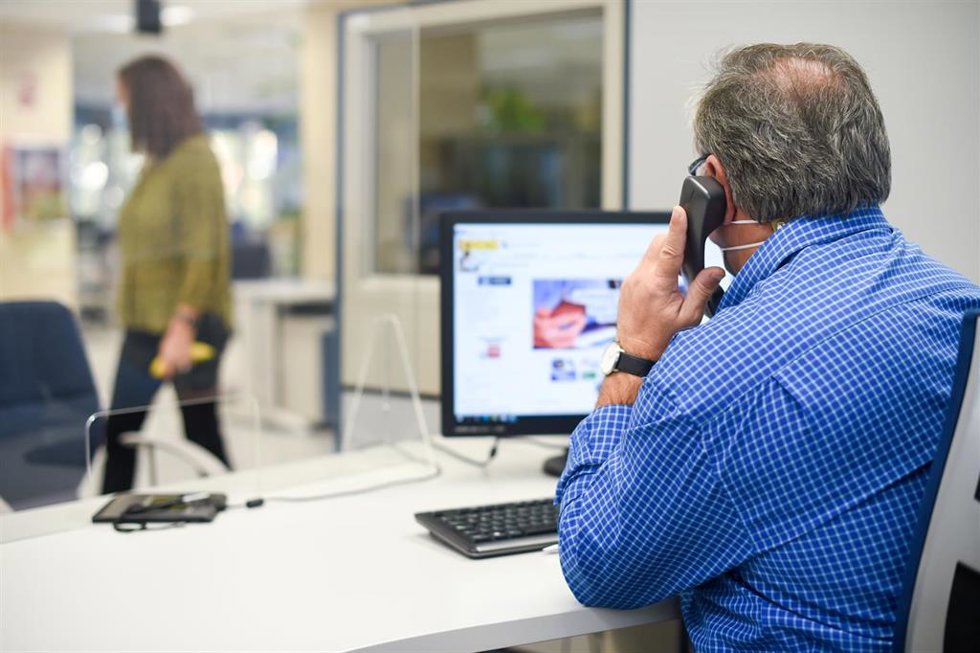 Archivo - Un empleado público durante su jornada laboral