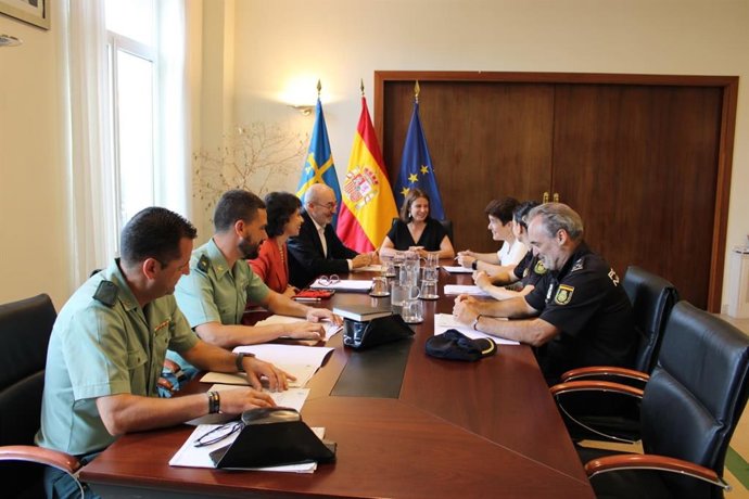 La delegada del Gobierno en Asturias, Adriana Lastra, preside la reunión de balance del Plan Director para la Convivencia y Mejora de la Seguridad en los Centros Educativos y sus Entornos.