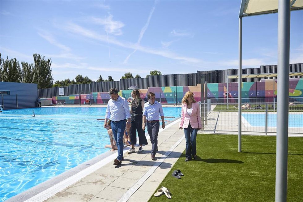 Archivo - El concejal de Barajas, Juan Peña (1i), la concejala delegada de Deporte, Sonia Cea (2i) y el alcalde de Madrid, José Luis Martínez-Almeida (3i), durante la presentación de la temporada de piscinas de verano municipales desde el Centro Deportivo