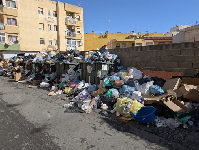 Archivo - Huelga de los trabajadores de recogida de residuos y limpieza de Roquetas de Mar (Almería) en abril de 2025. 