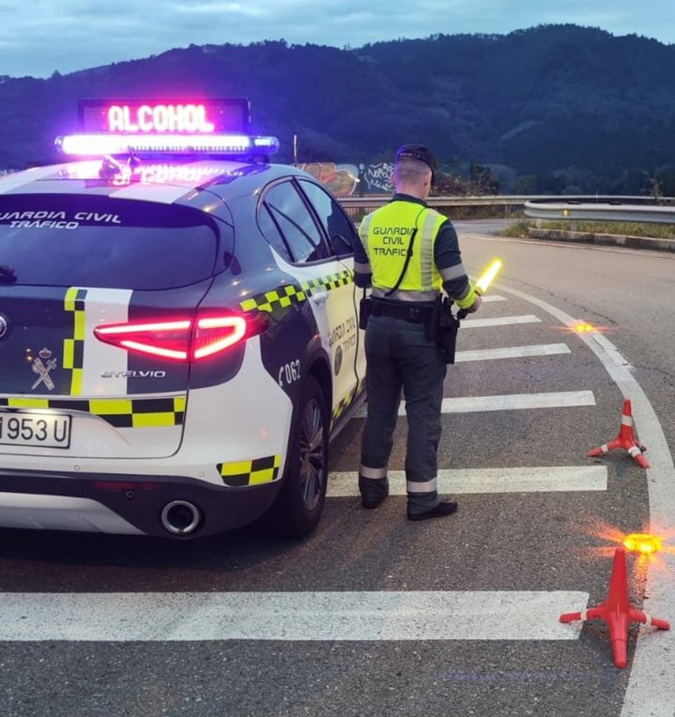Archivo - Control de Alcoholemia de la Guardia Civil de Tráfico.