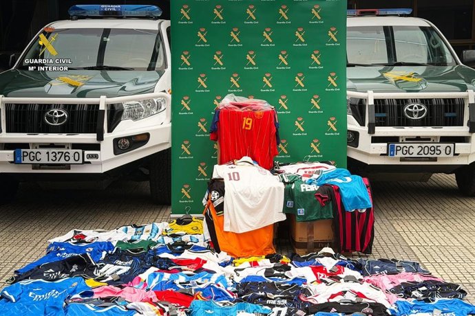 Intervenidas más de un millar de camisetas de fútbol falsificadas en la provincia de A Coruña