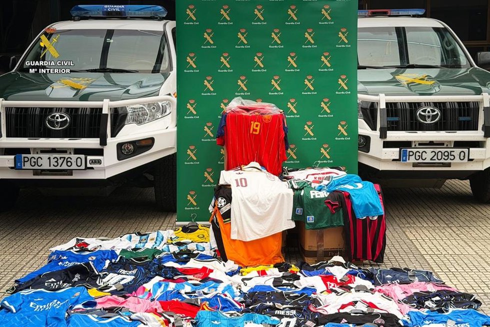 Intervenidas más de un millar de camisetas de fútbol falsificadas en la provincia de A Coruña